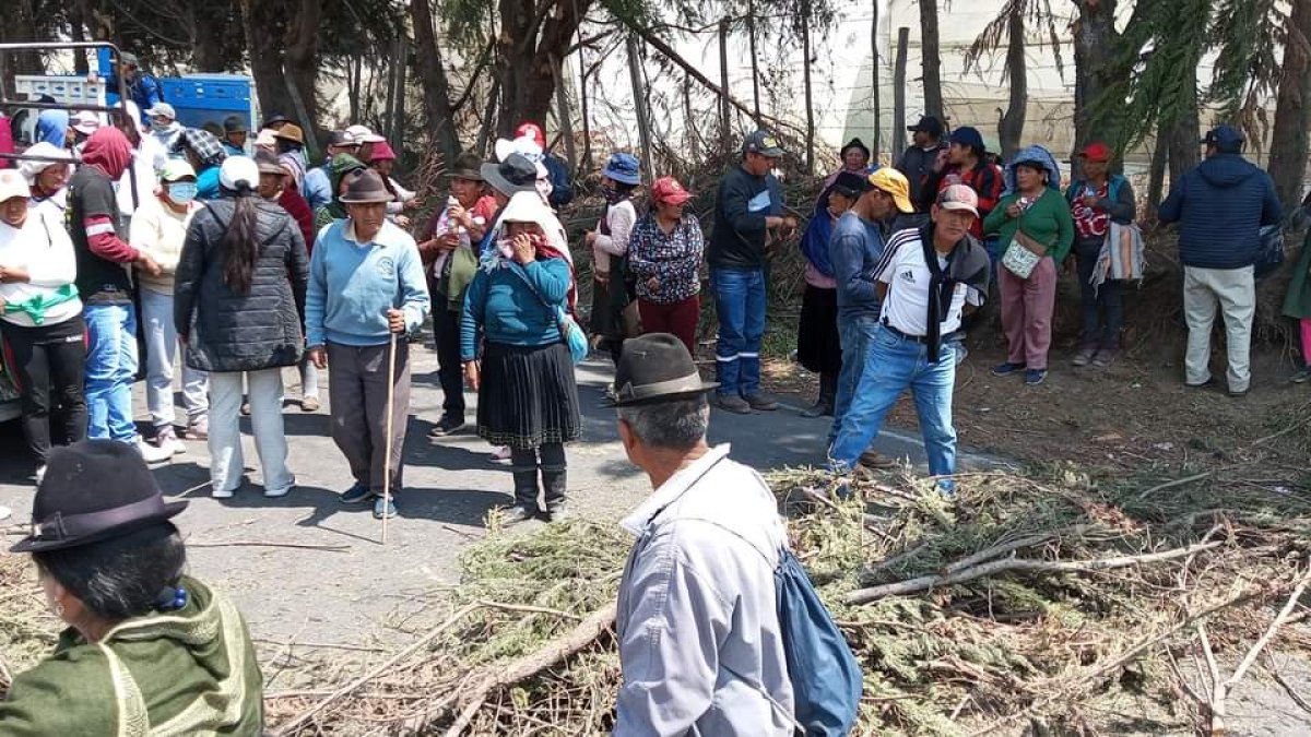 Los comuneros están apostados en las afueras de las empresas brocoleras.