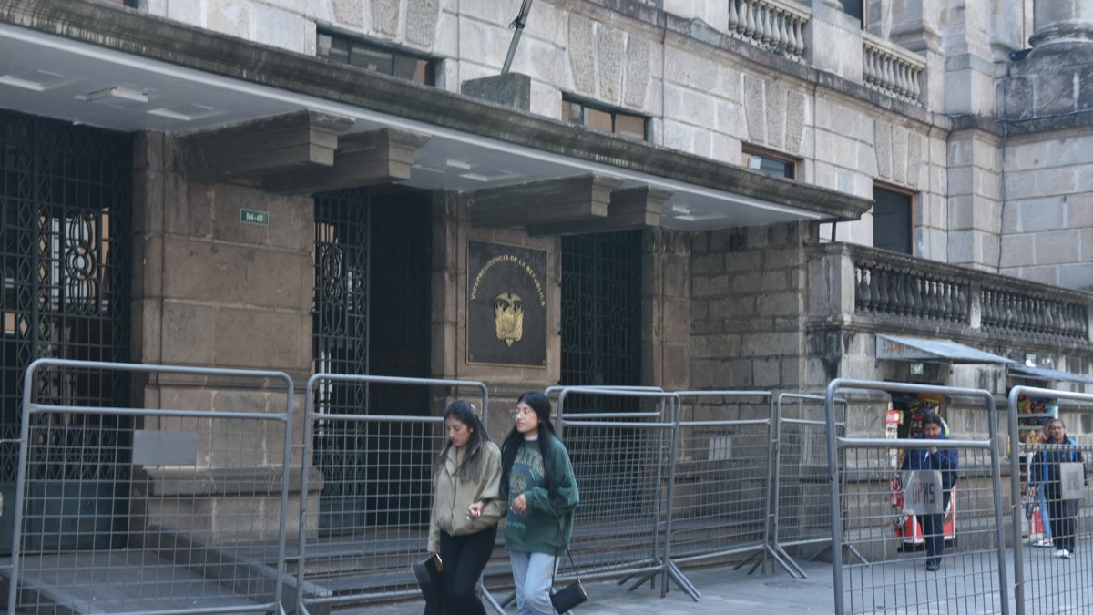 El ingreso a la Vicepresidencia de la República, en Quito, estuvo cercado con vallas metálicas, en momentos en que Abad llegó a Ecuador.