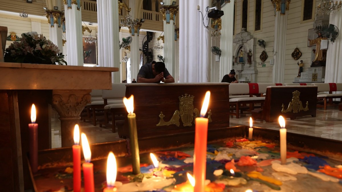 Feligreses en el interior de la iglesia La Merced, en el centro de Guayaquil.