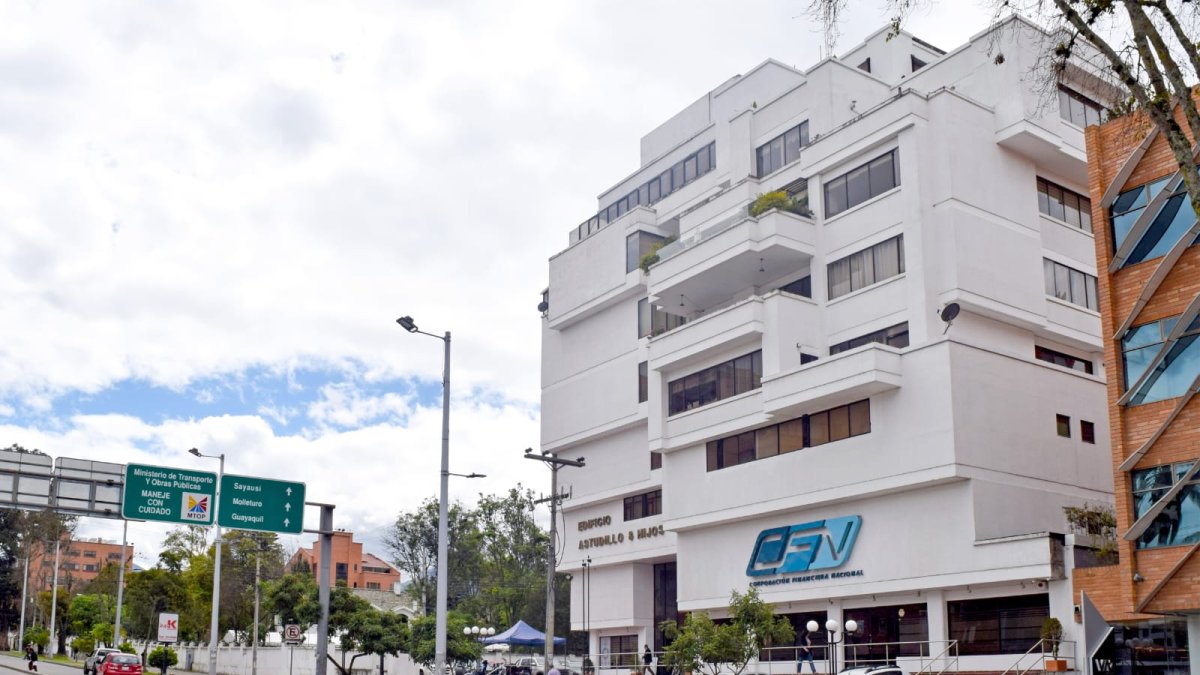 Cuenca. En esta ciudad se oferta la planta baja del Edificio
Astudillo e hijos, con un avalúo de $ 22,927.45.