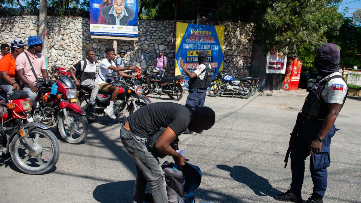 Agentes de policía detienen a personas en un puesto de control en Petion-Ville, un suburbio de Puerto Príncipe, Haití, el 19 de noviembre de 2024.