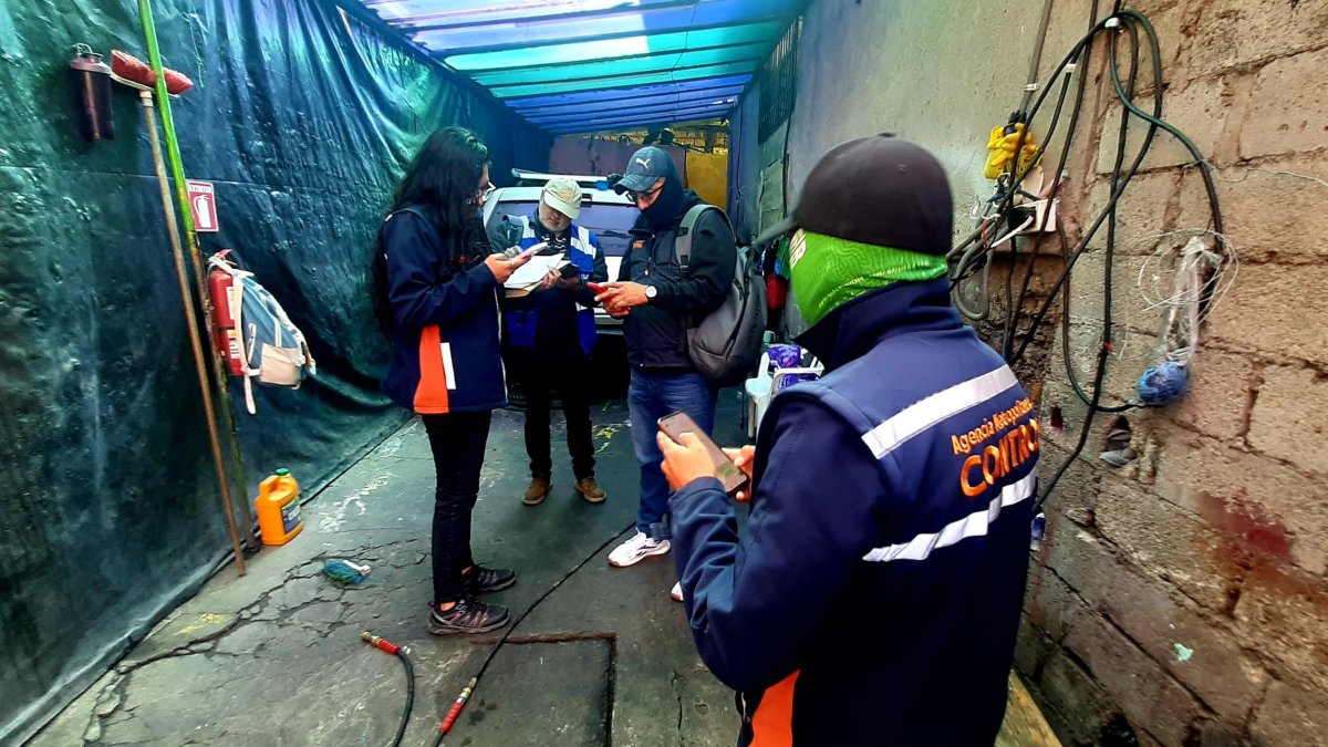 Durante las inspecciones, la EPMAPS detectó un medidor de agua dañado, una posible conexión clandestina de agua, un medidor no registrado para fines comerciales.