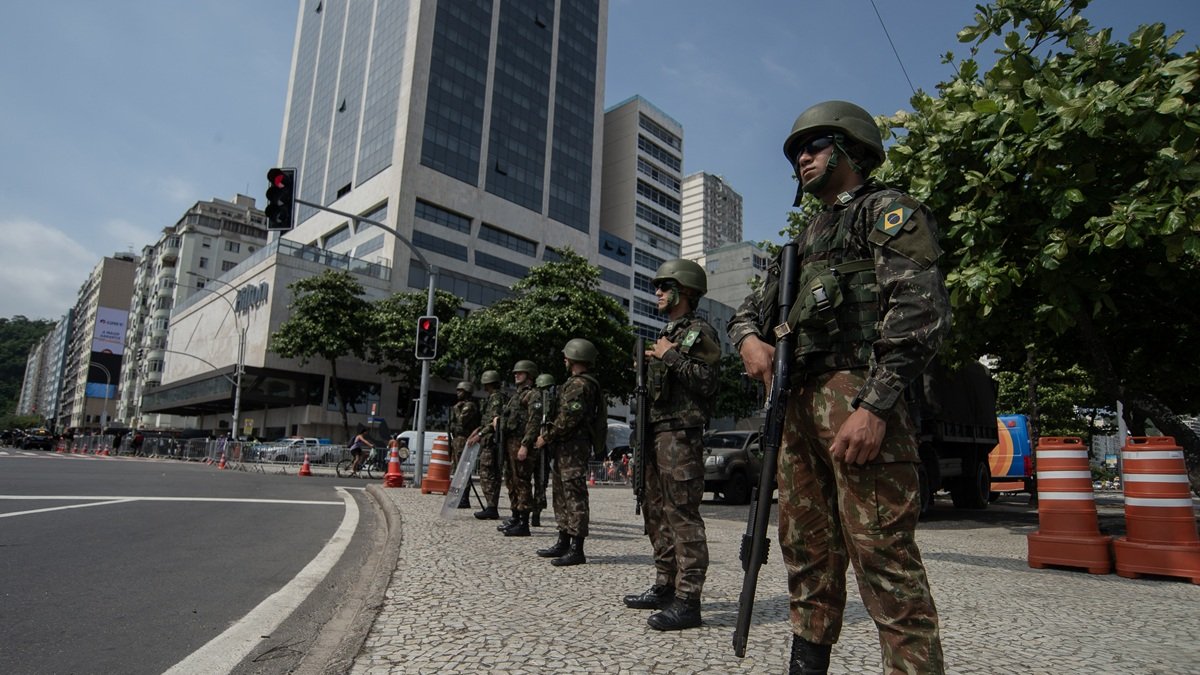 Soldados brasileño hacen guardia en la playa de Copacabana como parte de las medidas excepcionales de seguridad para la Cumbre del G20 que se celebrará en Río de Janeiro.