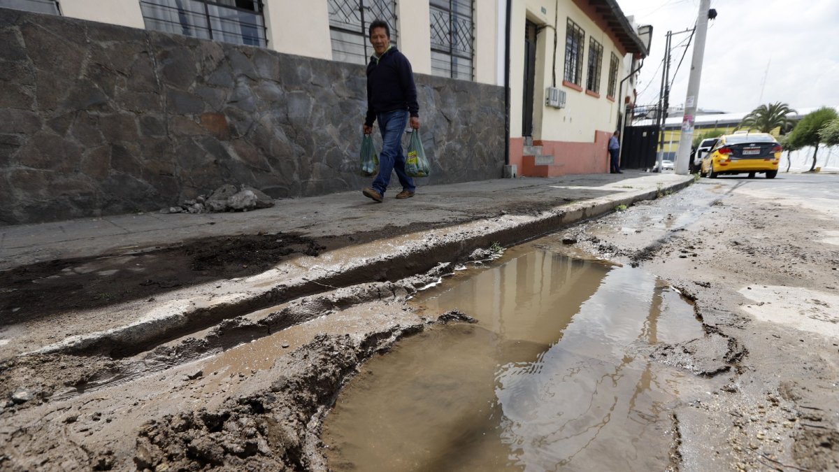 Problema. Este es el escenario que se evidencia en el sector de Chimbacalle, la fuerza del agua ha destruido parte de la calle Villonaco. Vecinos deben esquivar el lodo