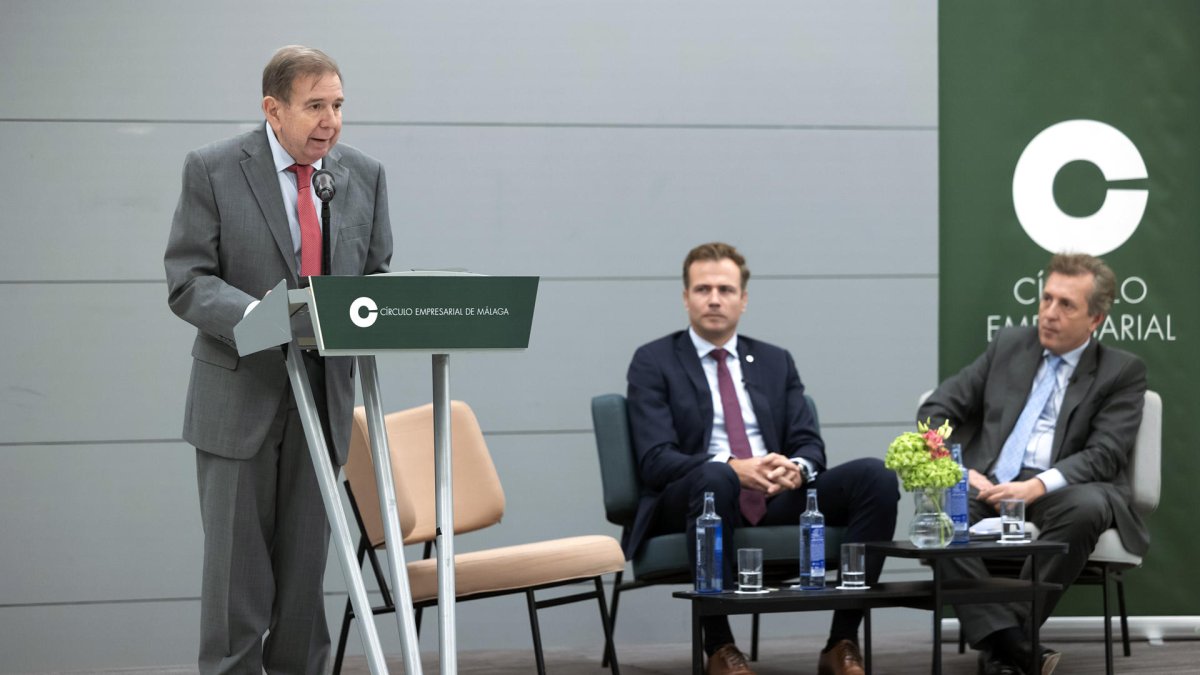 El opositor venezolano Edmundo González Urrutia, exiliado en España, junto al presidente del Círculo Empresarial de Málaga, Francisco Jiménez.