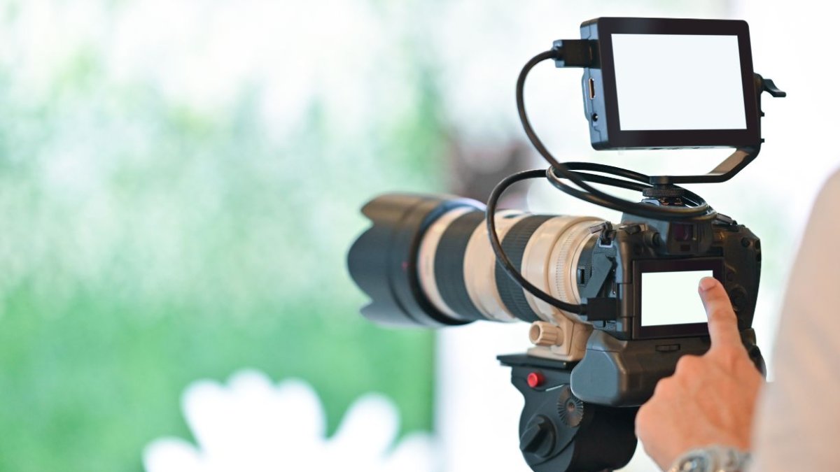 Según las denunciantes, el joven las habría manipulado para obtener fotografías y acceso a sus cuentas de iCloud.