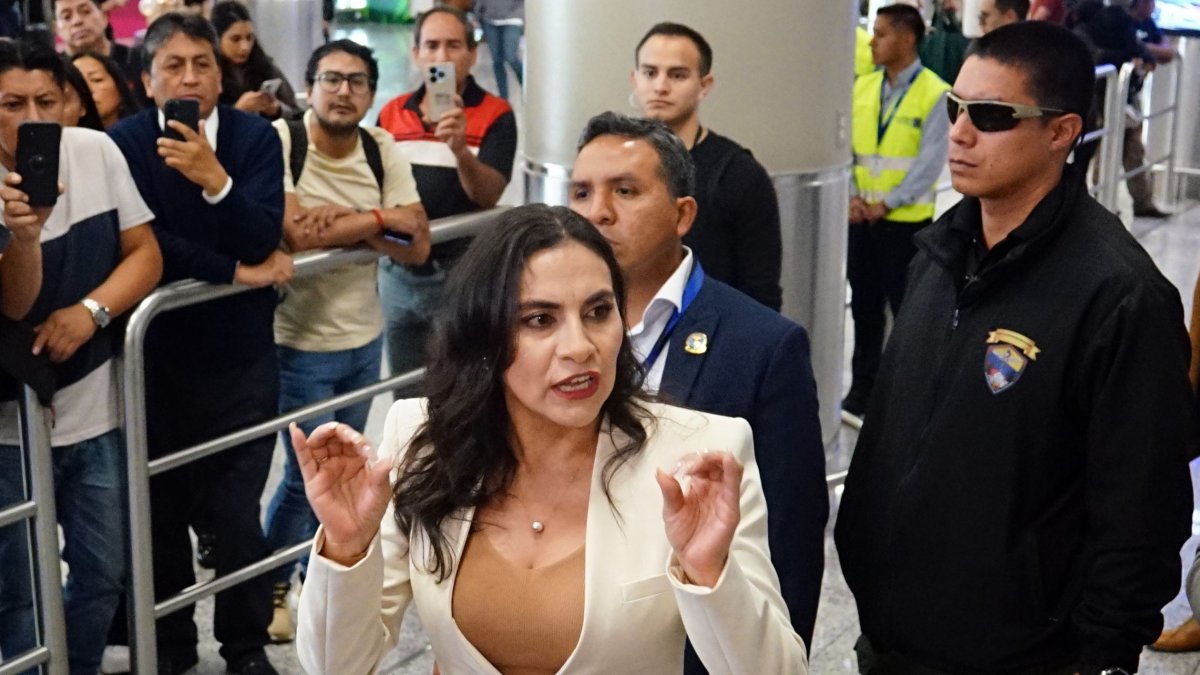 La vicepresidenta Verónica Abad dijo que vino al país aclarar la disputa con el presidente Noboa.