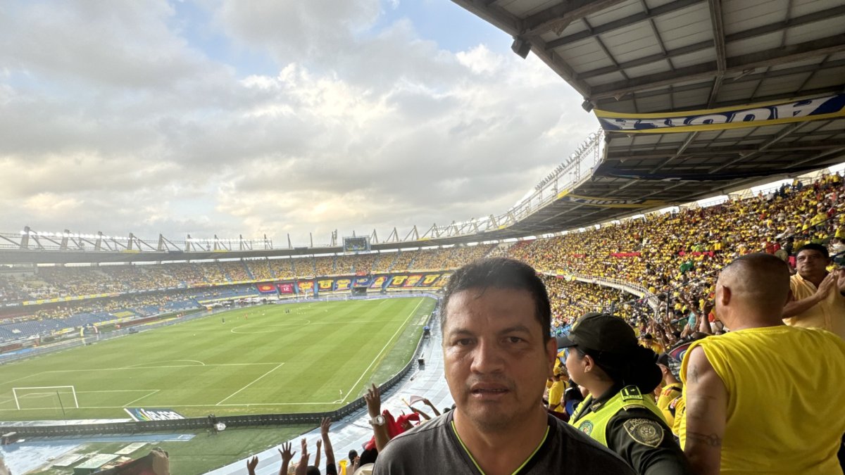 Luis Alberto Vera fue uno de los pocos ecuatorianos en medio de la “marea” de hinchas colombianos, en la localidad Sur Alta del estadio Metropolitano.