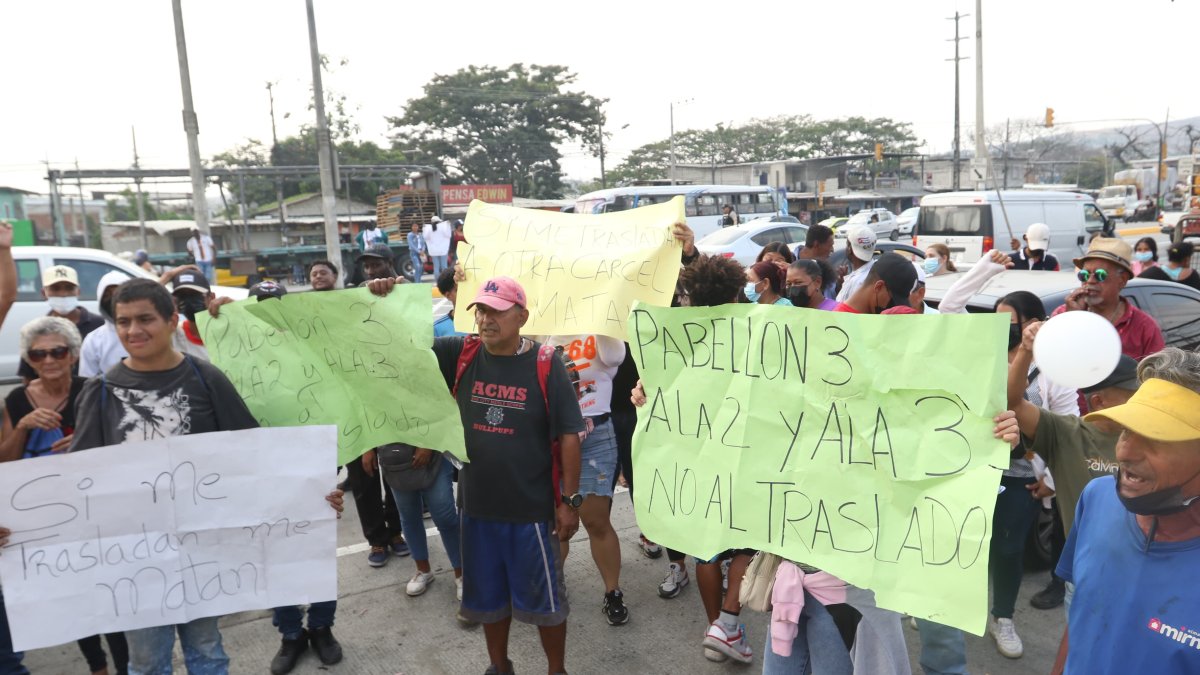 Manifestación. Familiares de los privados de libertad se congregaron en los exteriores de la Penitenciaría del Litoral.