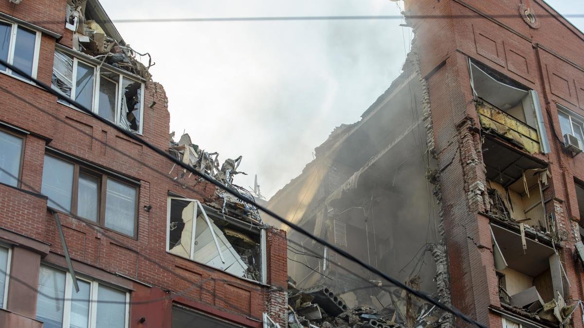 El lugar de un ataque con cohetes a un edificio residencial en la ciudad de Dnipró, Ucrania.