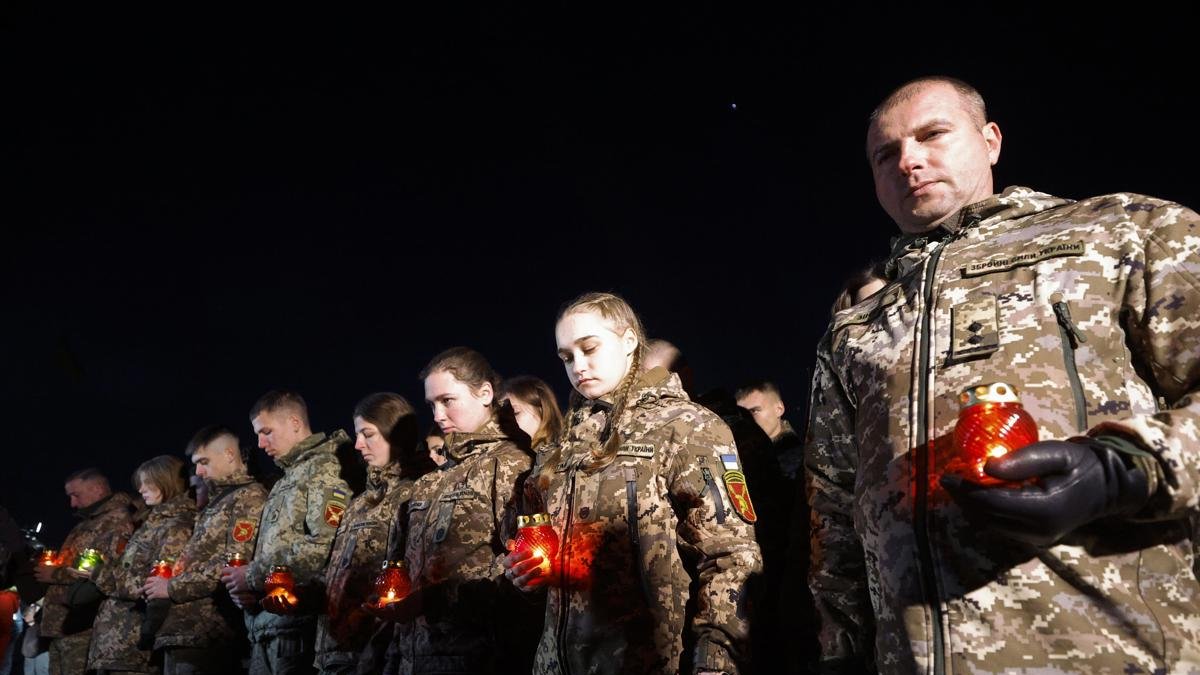 Soldados ucranianos recordando los 1.000 días que cumple la guerra en Ucrania.