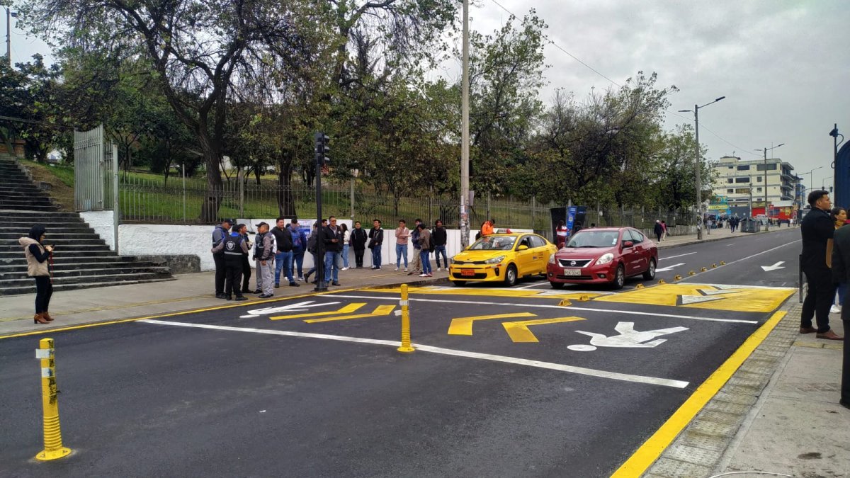 El nuevo cruce a nivel de acera que se colocó tras el derrocamiento del puente en la Universidad Central.