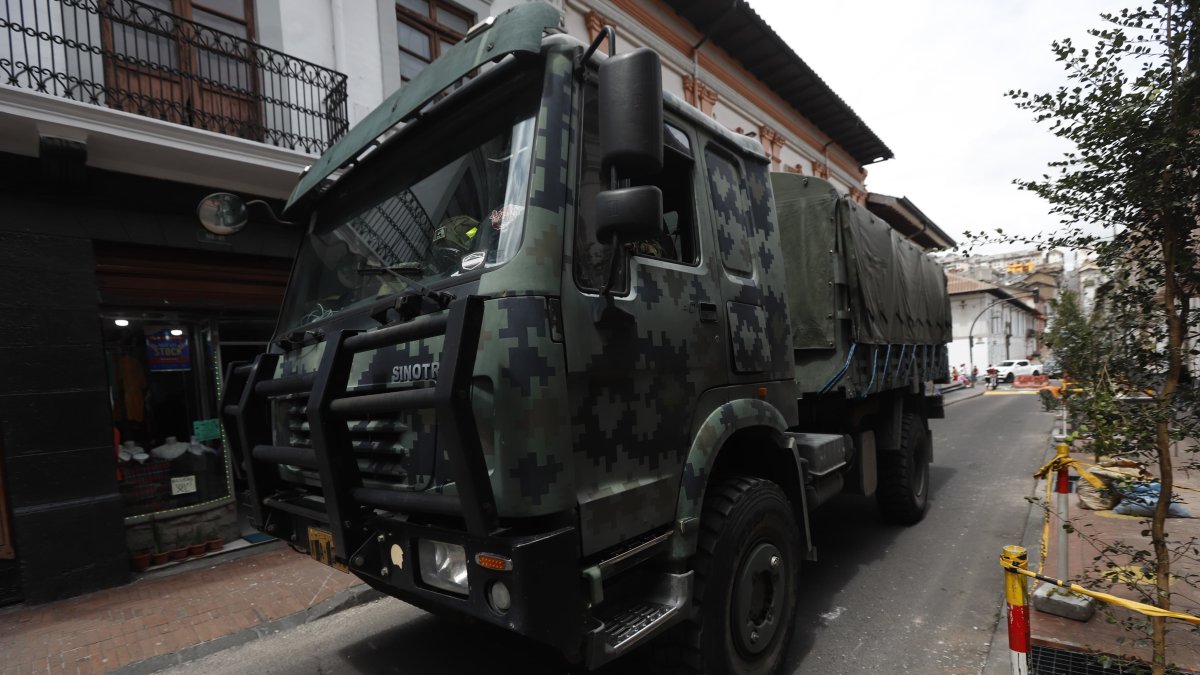 Los militares ingresaron en vehículos de las Fuerzas Armadas a los exteriores del palacio de Carondelet, en el Centro de Quito, por las manifestaciones.