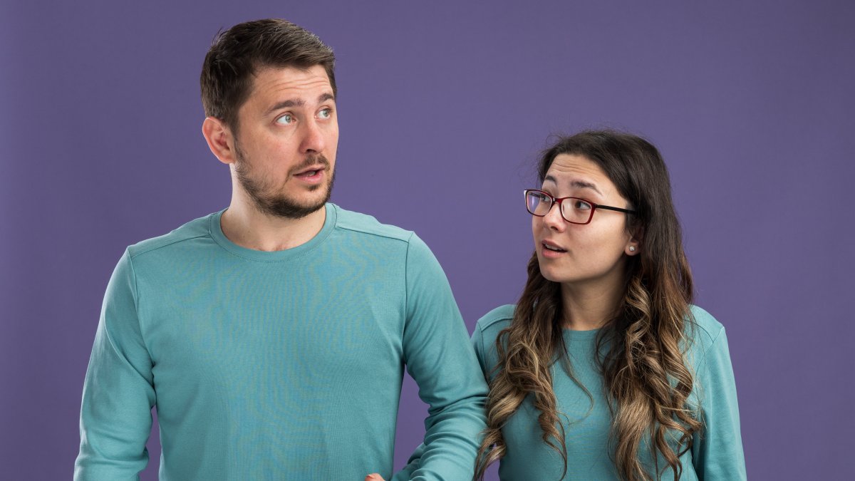 Descubre qué dice la psicología sobre sentir atracción por otras personas mientras estás en una relación