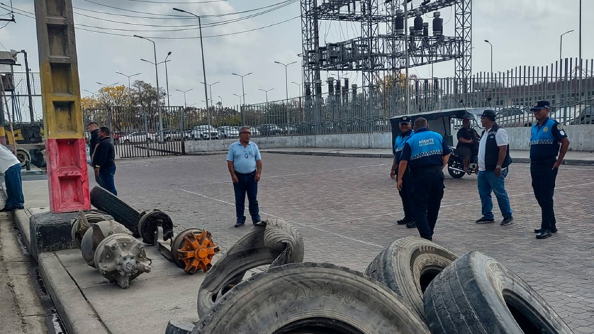 En el sitio participaron agentes de control municipal y trabajadores municipales.