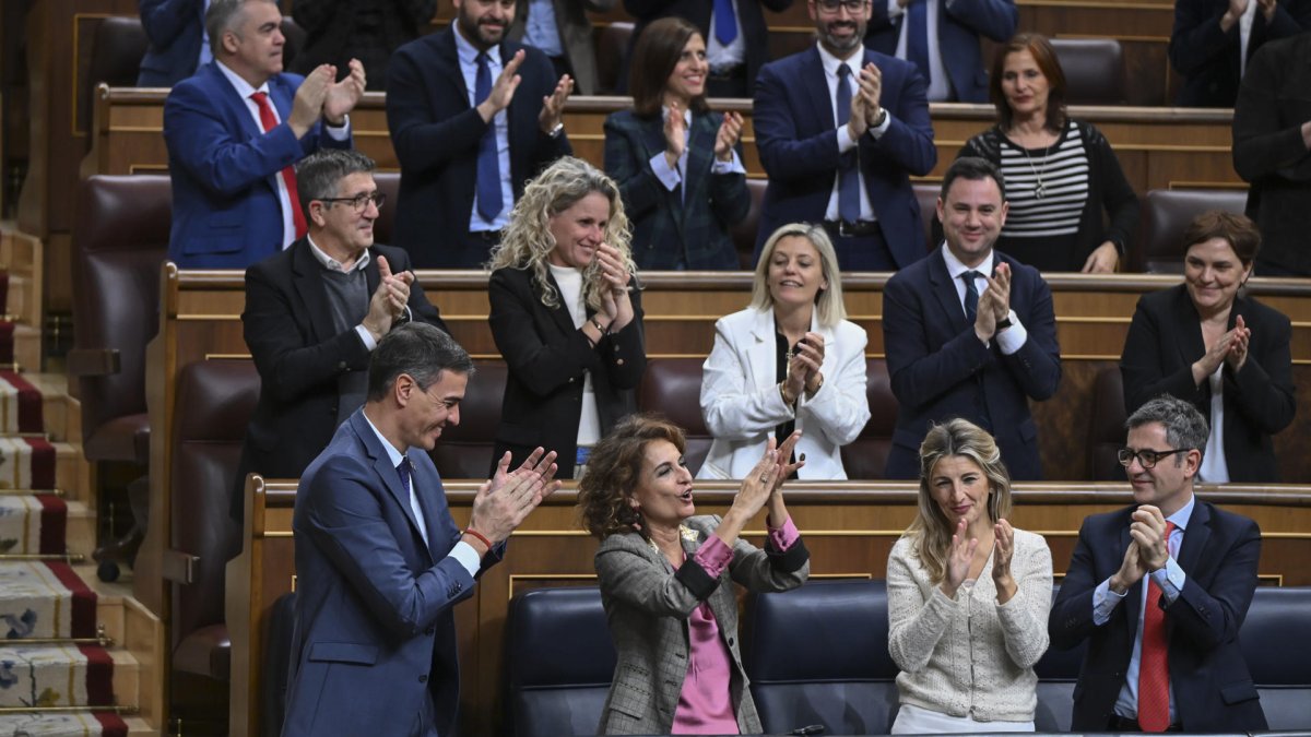 El presidente del Gobierno, Pedro Sánchez, y las vicepresidentas María Jesús Montero y Yolanda Díaz, y el ministro de Presidencia, Félix Bolaños, aplauden durante el pleno celebrado este jueves.