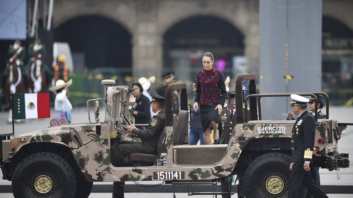 La presidenta Claudia Sheinbaum durante un desfile militar que conmemora el 114 aniversario de la Revolución Mexicana en la plaza Zócalo de la Ciudad de México.