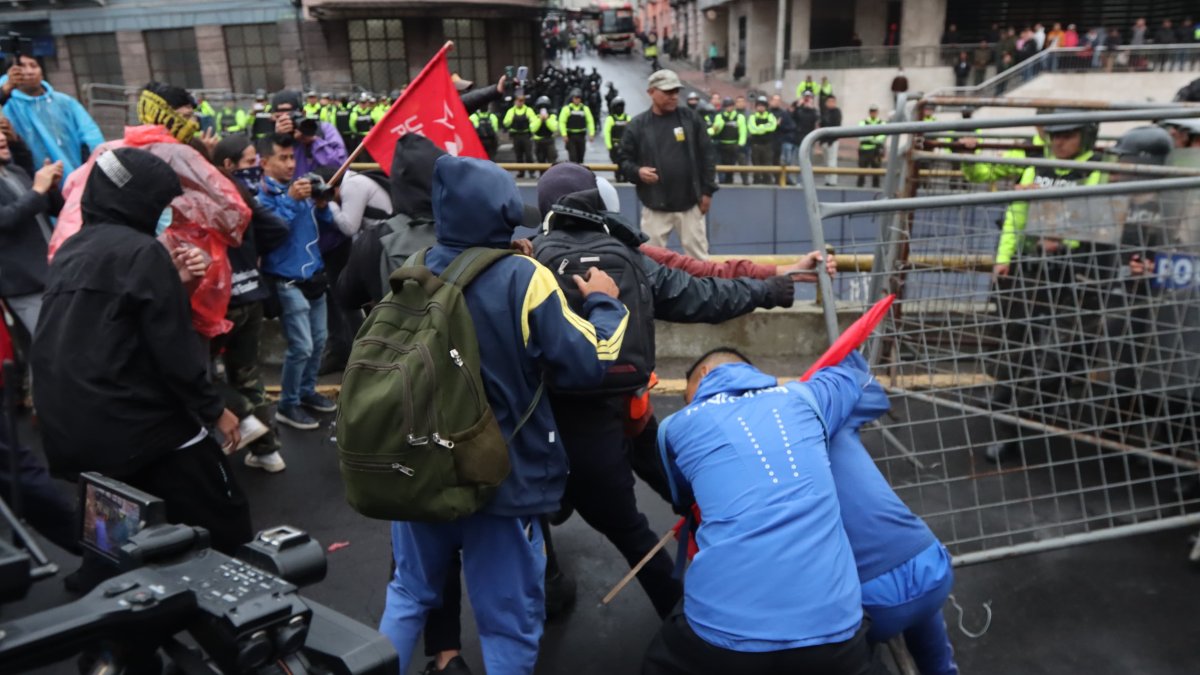 Los manifestantes son impedidos de avanzar al Centro Histórico de Quito.