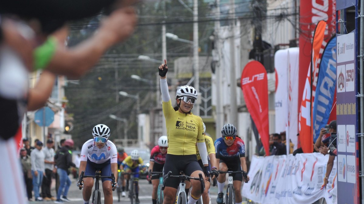 Elizabeth Castaño tras pasar la línea de meta comandando la primera etapa femenina.