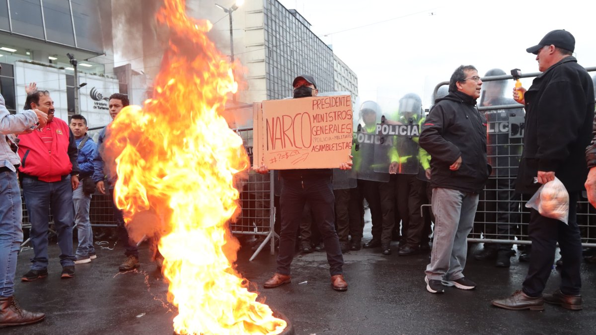 Las protestas en Quito se intensifican por enfrentamiento entre manifestantes y policías.