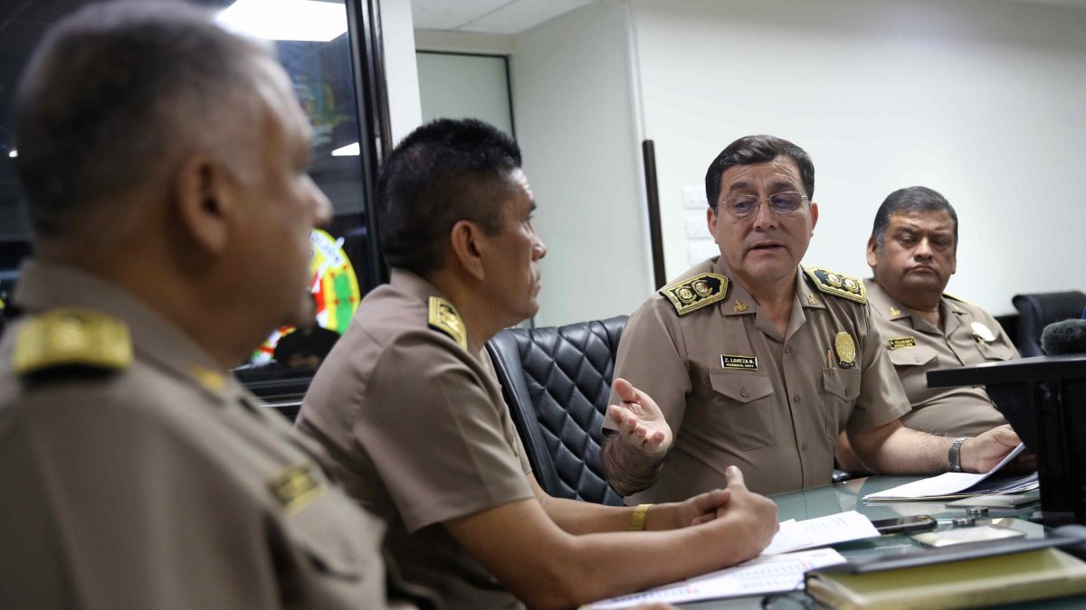 El director nacional de Investigación Criminal, el general Zenón Loayza Díaz, habla durante una rueda de prensa este miércoles, en Lima (Perú).