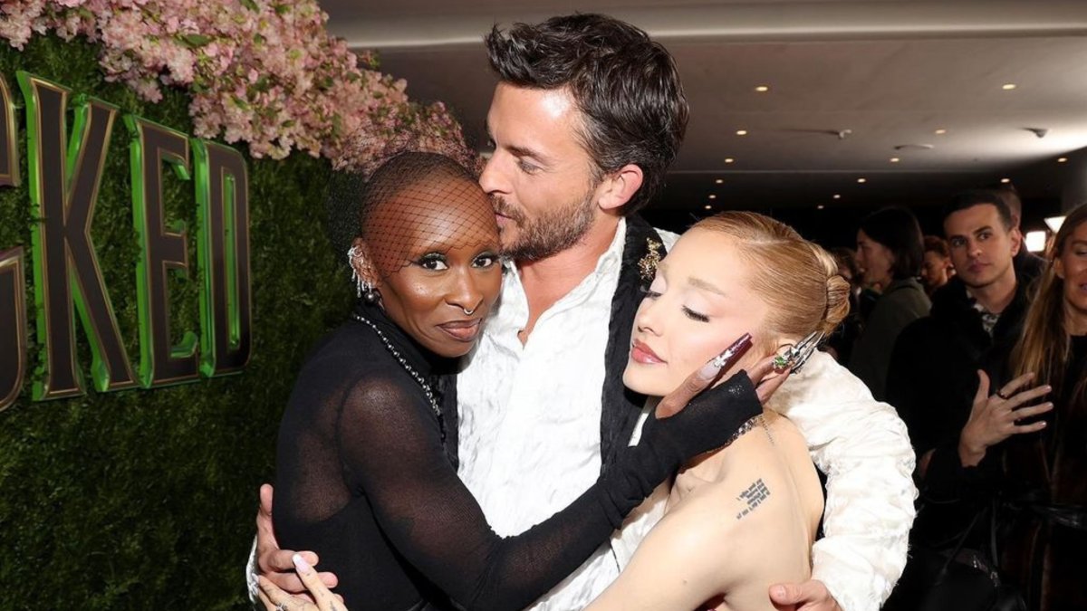 Jonathan Bailey junto a Cynthia Erivo y Ariana Grande. 
