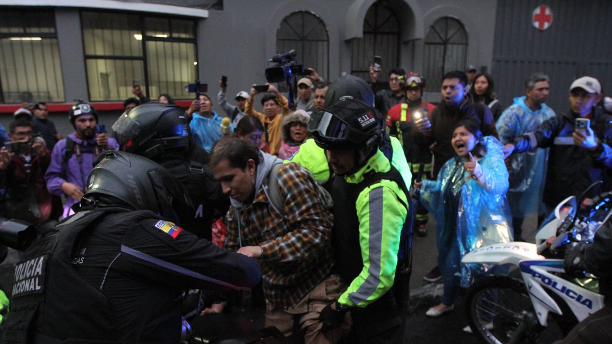 Dos manifestantes resultaron detenidos por presuntamente agredir a un Policía.
