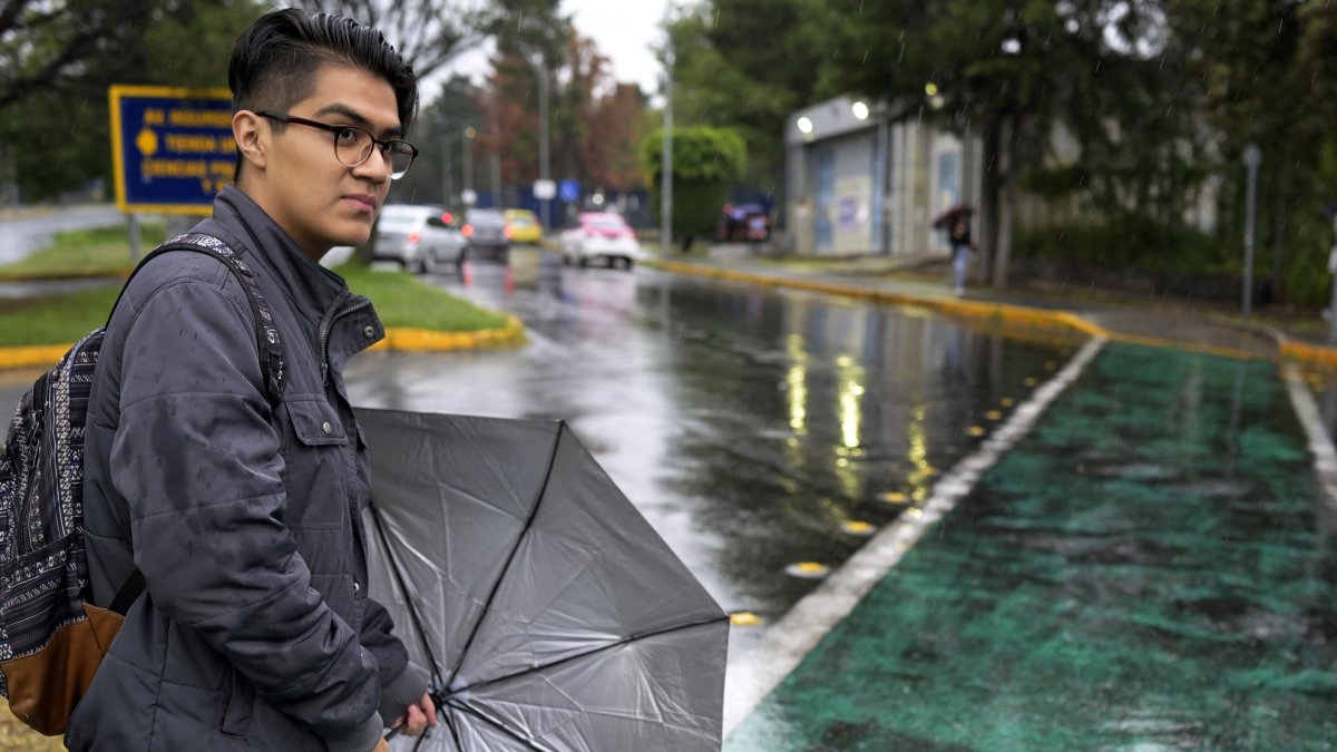 Saúl Lara estudia Ciencias Políticas en la UNAM -a la que tarda dos horas en llegar todos los días- camina por las instalaciones universitarias de la Ciudad de México.