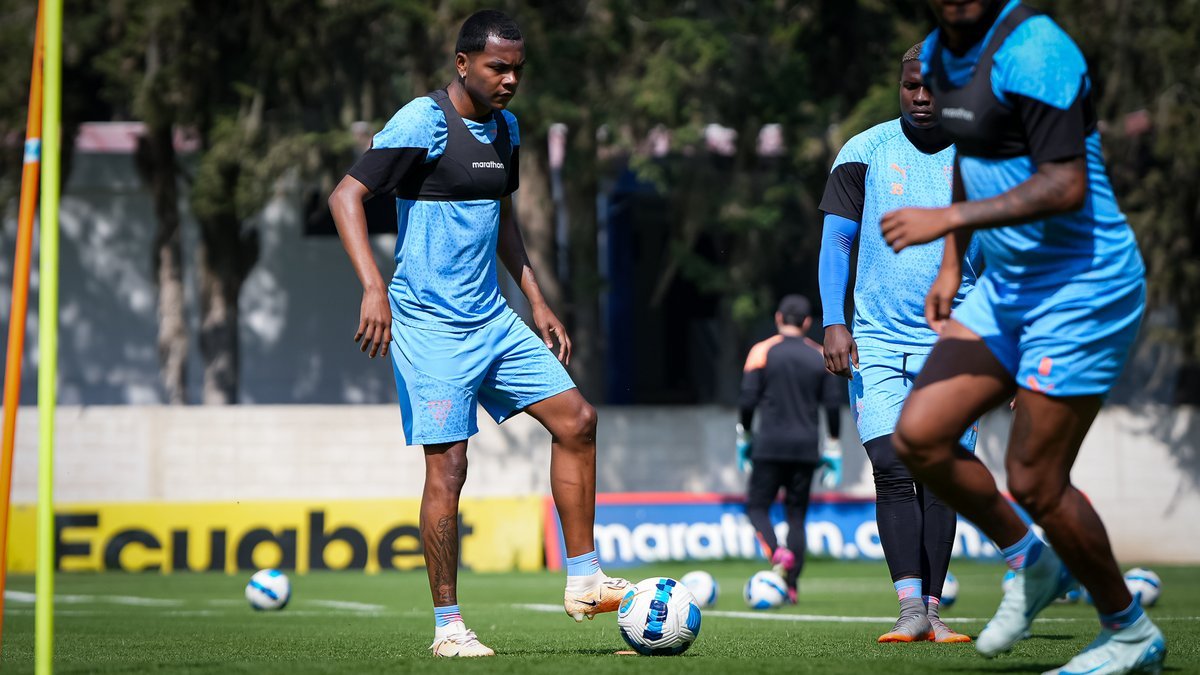 Los jugadores de Liga de Quito continúan entrenando en el complejo de la institución, ajenos al problema legal que enfrentan.