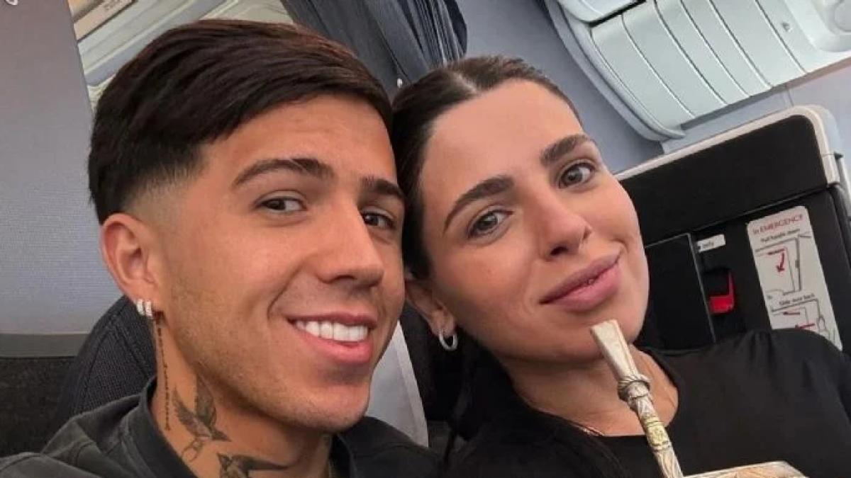 El futbolista argentino junto a su expareja Valentina Cervantes, con quien tienen dos hijos