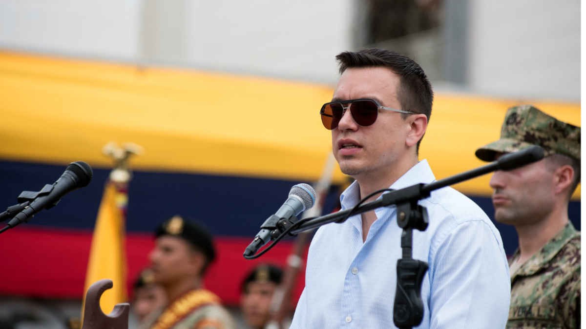 El presidente Daniel Noboa, en los campamentos móviles para las Fuerzas Armadas, en Guayaquil.