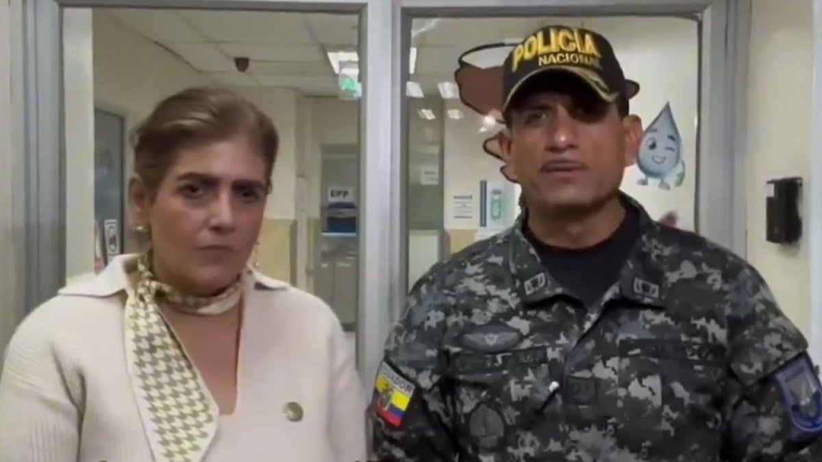 Acto. La Ministra del Interior, Mónica Palencia y el comandante de la Policía Nacional, Víctor Zárate visitaron a uniformados que fueron llevados a una casa de salud.