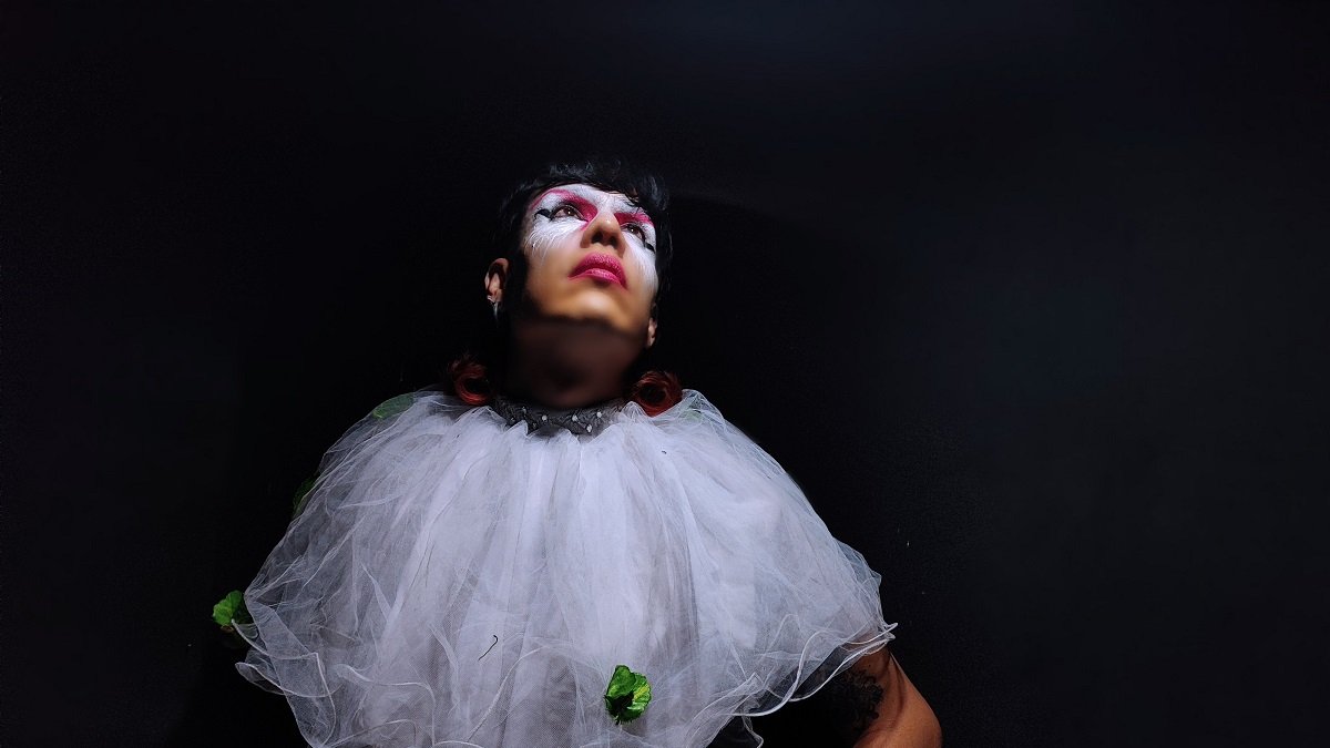 La música guayaquileña transgénero Vulga, quien está experimentando con el perreo y la música electrónica, tiene recorrido también en el metal, grunge y punk.