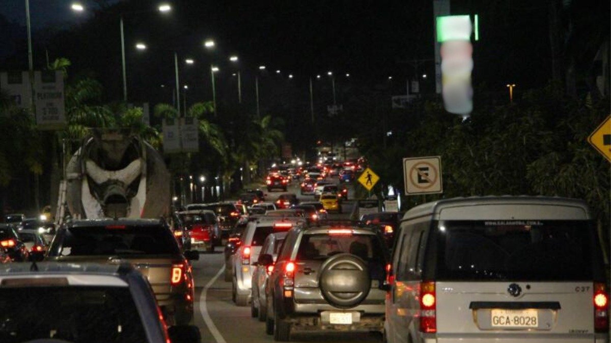 El tránsito vehicular se torna pesado en las noches, de lunes a viernes, en la vía principal de la urbanización La Joya, en la parroquia La Aurora.