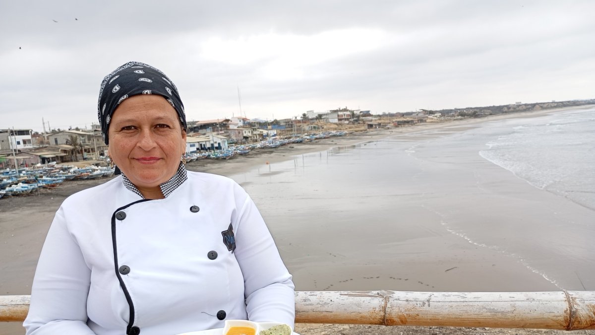 Una de las chefs muestra uno de los banquetes para los turistas que asitan este 24 de noviembre a Engabao.