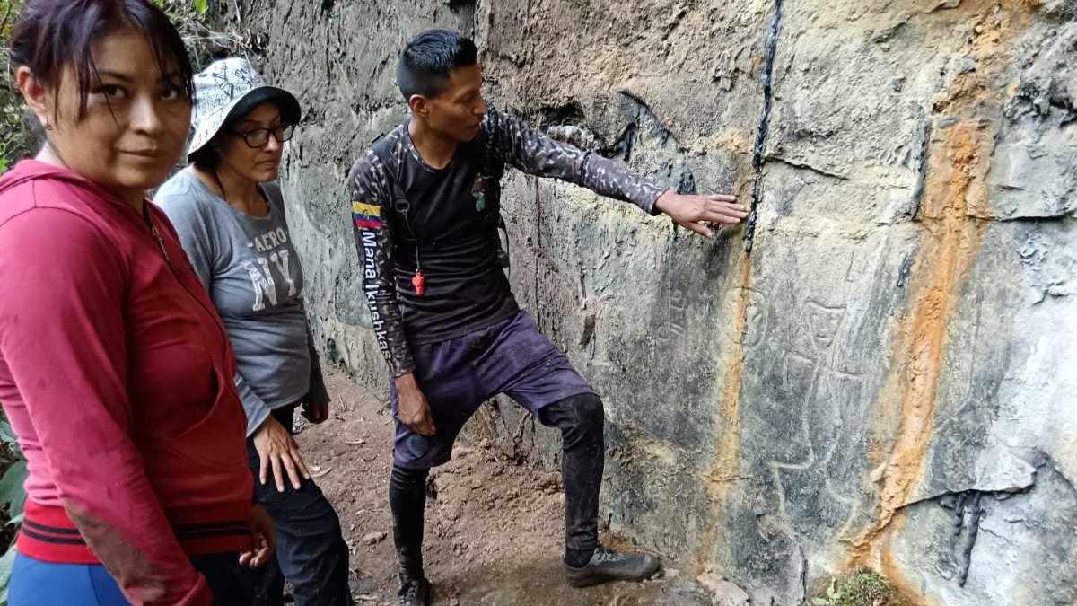 Oswaldo, guía descendiente Quijos,(der.) menciona que ese sitio podría haber sido una especie de hospital de la población ancestral.