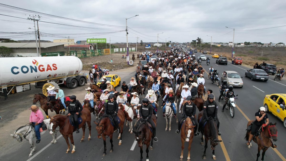 La cabalgata por las calles de Santa Elena llenó de gran emoción a los habitantes de la urbe peninsular