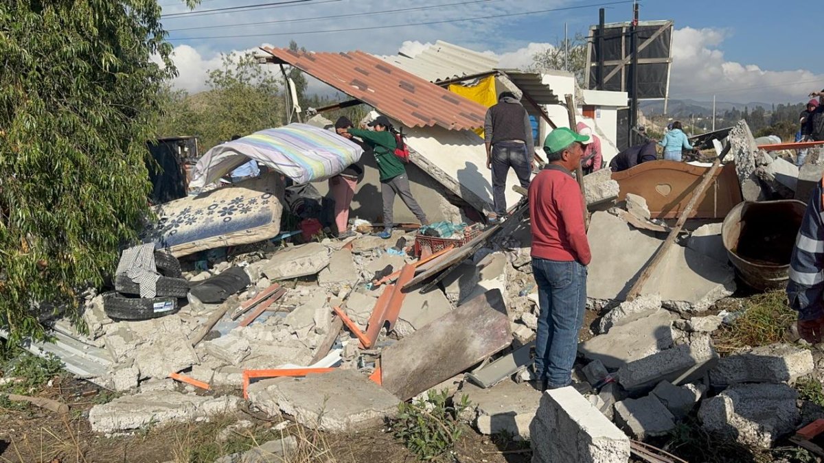 Familiares y vecinos ayudaron a rescatar las cosas sobre los escombros.