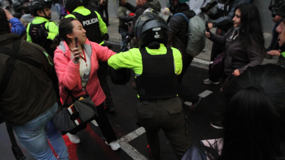 La funcionaria fue captada durante las protestas en Quito, el 21 de noviembre de 2024.
