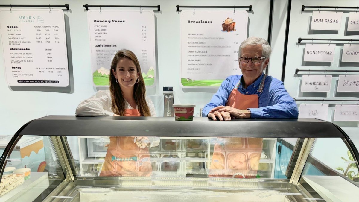 Negocio. Después de 24 años Cristina Tobar y su papá, José Tobar, decidieron reabrir la heladería Zanzibar.