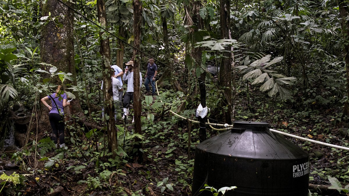 Trabajadores del Instituto Interamericano de Cooperación para la Agricultura (IICA) supervisan uno de los tanques de recolección de agua eN Nairi Awari en Limón, Costa Rica.