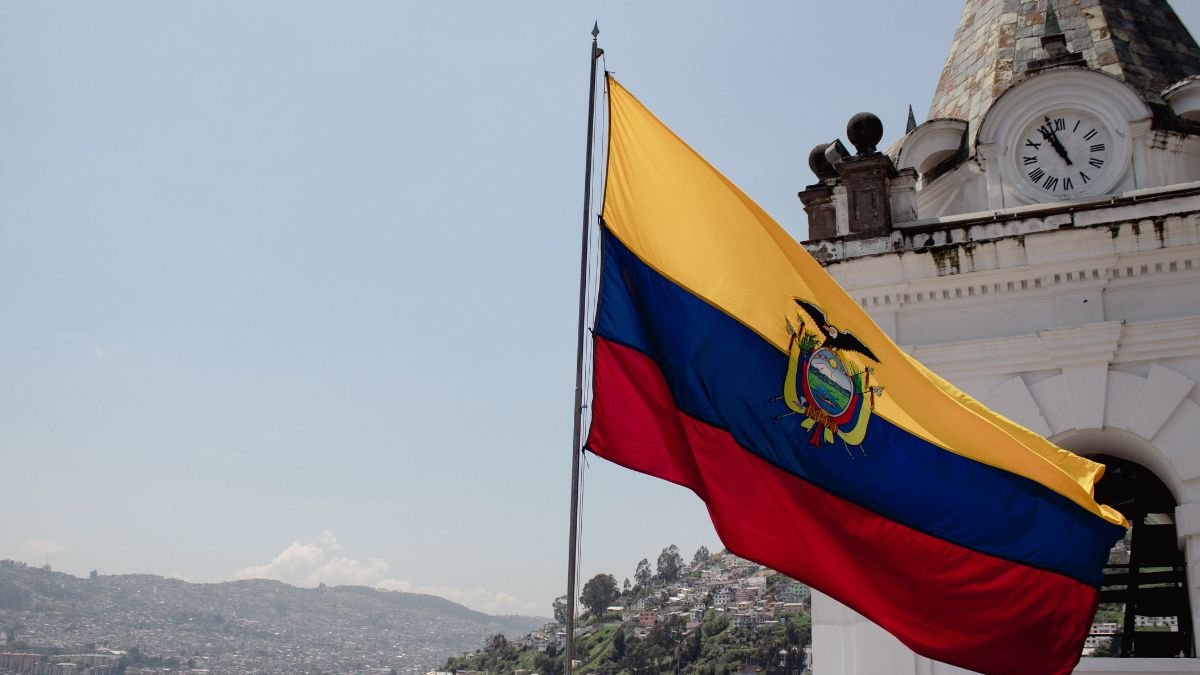 Sólo se suele cantar la segunda estrofa y el coro en el Himno Nacional del Ecuador.