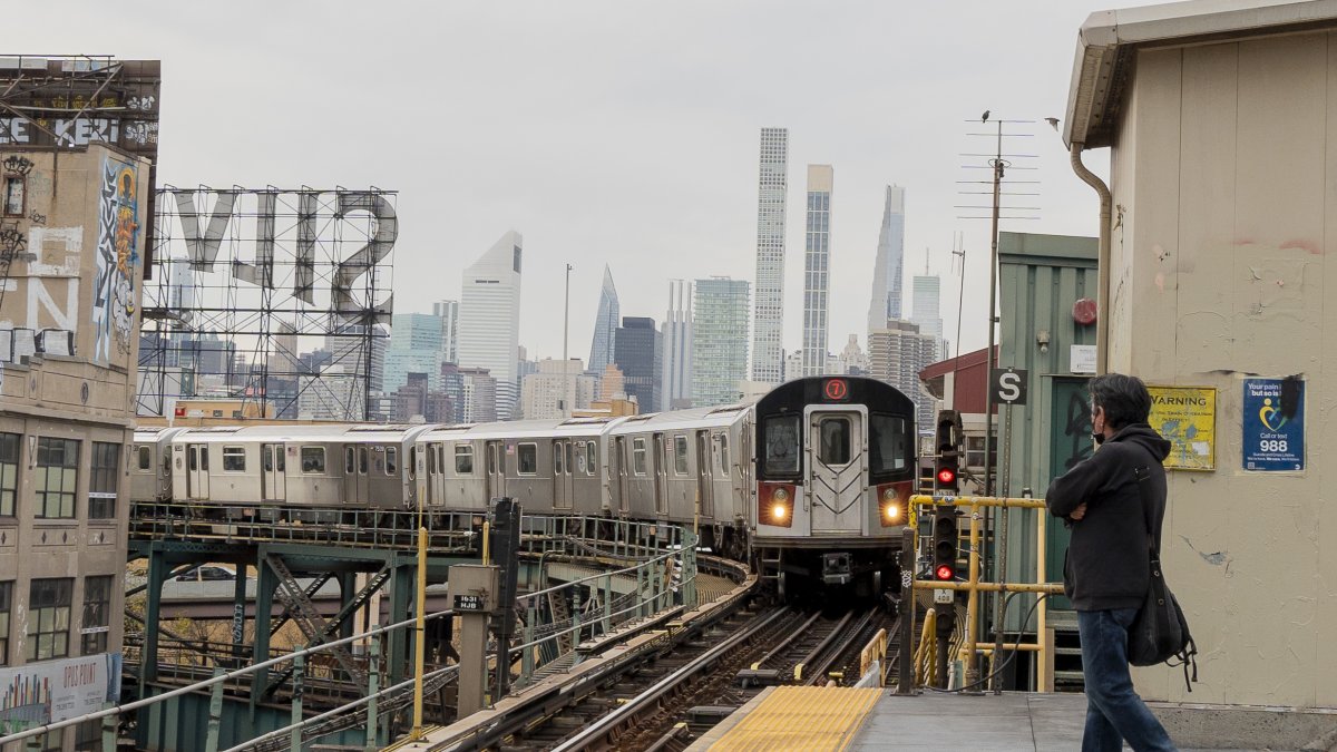 Una persona espera el tren de la línea 7, el 14 de noviembre de 2024, en Nueva York (Estados Unidos). EFE/ Ángel Colmenares