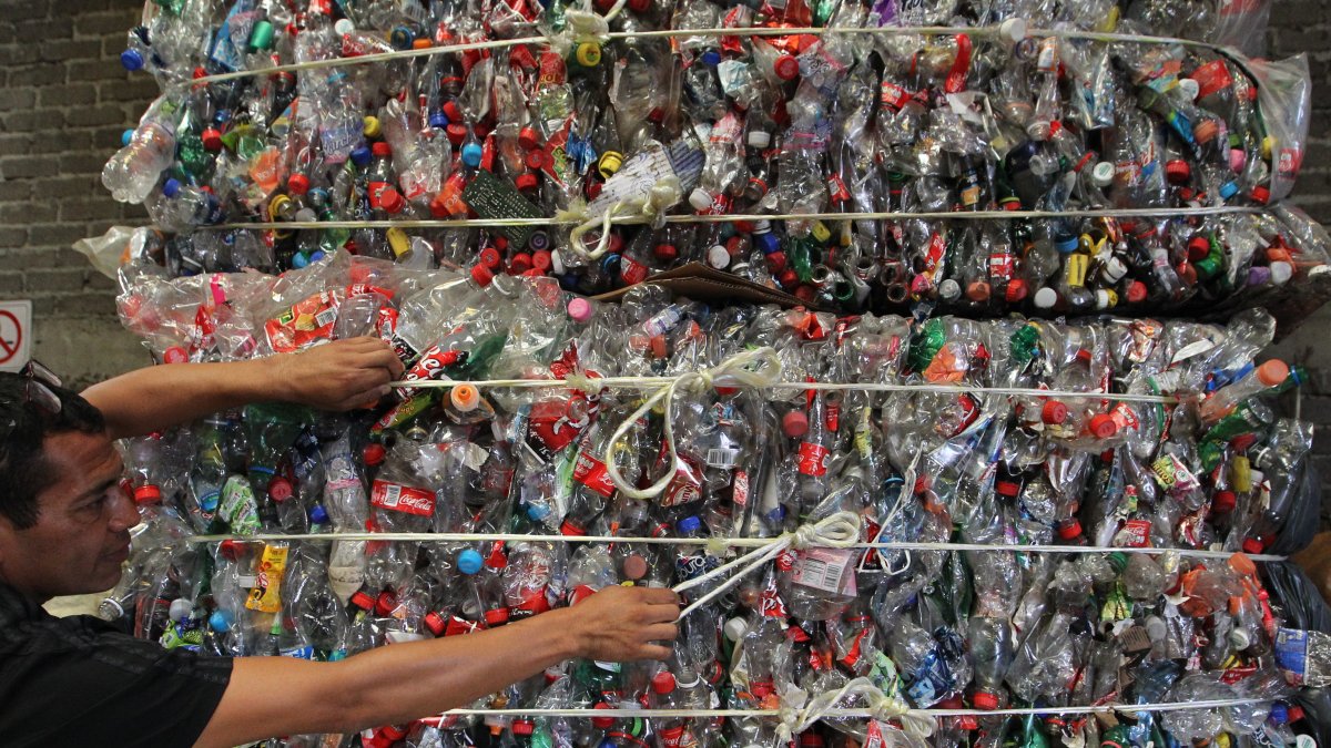 En la imagen de archivo, trabajadores realizan sus funciones en un centro de acopio de plásticos en Ciudad de México.