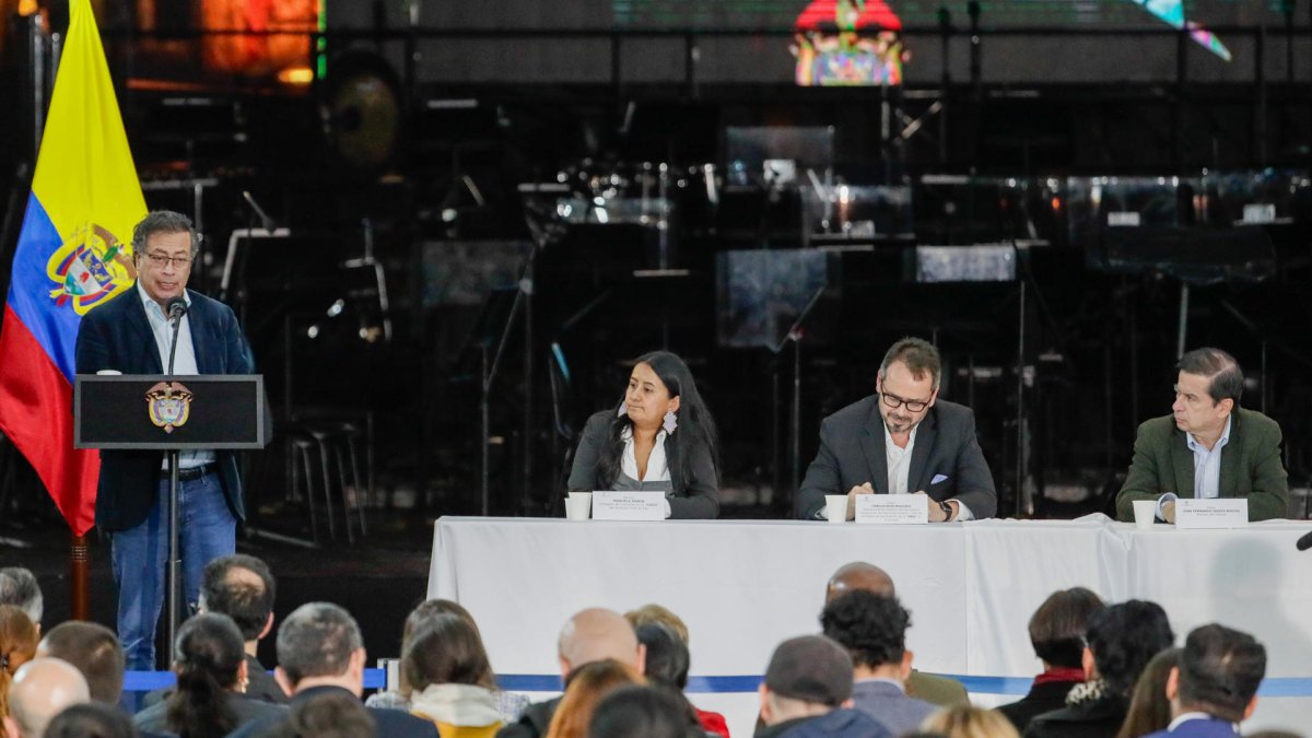 El presidente Gustavo Petro, habla durante la ceremonia de conmemoración del octavo aniversario de la firma del acuerdo de paz este jueves, en la Plaza de Bolívar en Bogotá (Colombia).