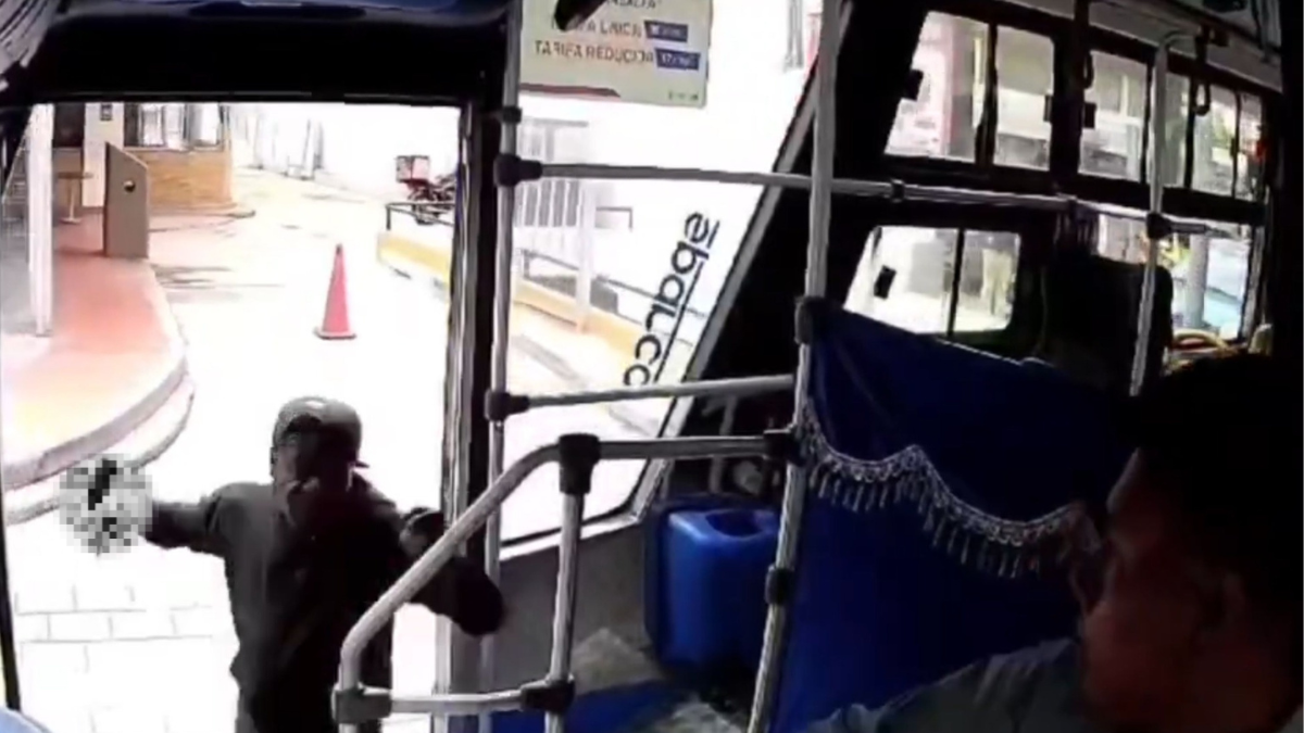 El hombre amenazó con un arma blanca al chofer del bus.
