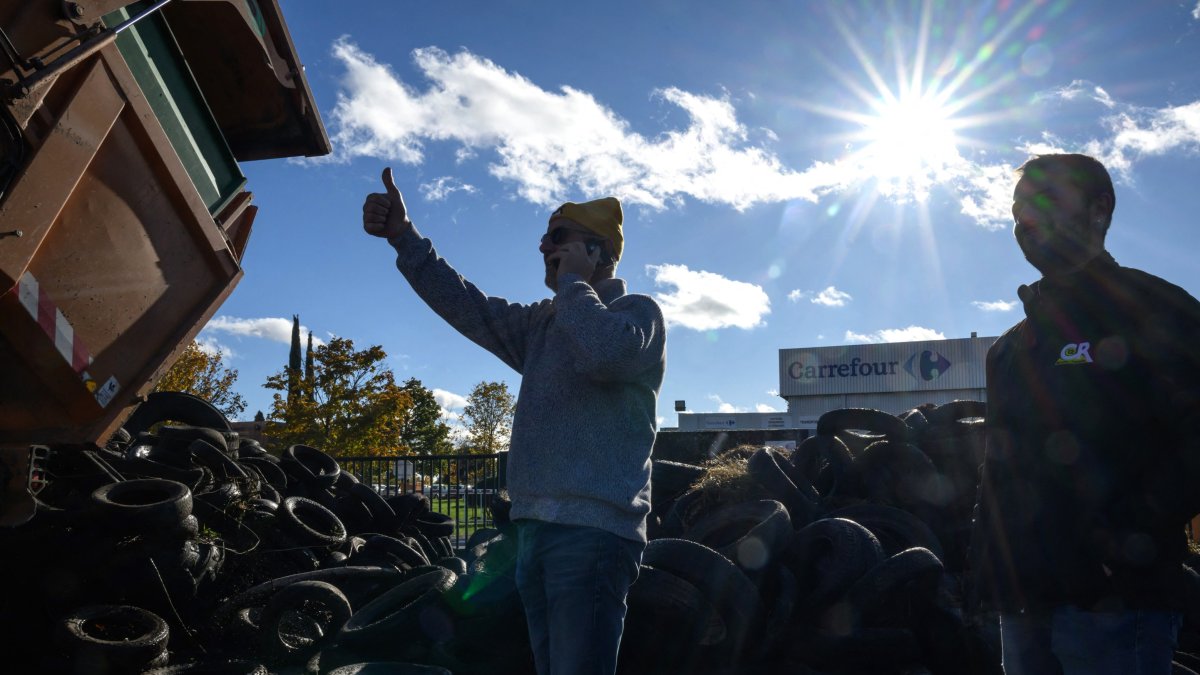 Miembros de la Coordinación Rural, un sindicato agrícola francés de línea dura, bloquean la entrada a un centro de distribución de Carrefour en Colomiers, en las afueras de Toulouse.