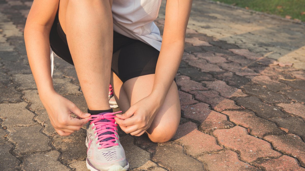 Conoce los beneficios de caminar para el cerebro: desde estimular la neuroplasticidad hasta combatir el estrés y mejorar la atención
