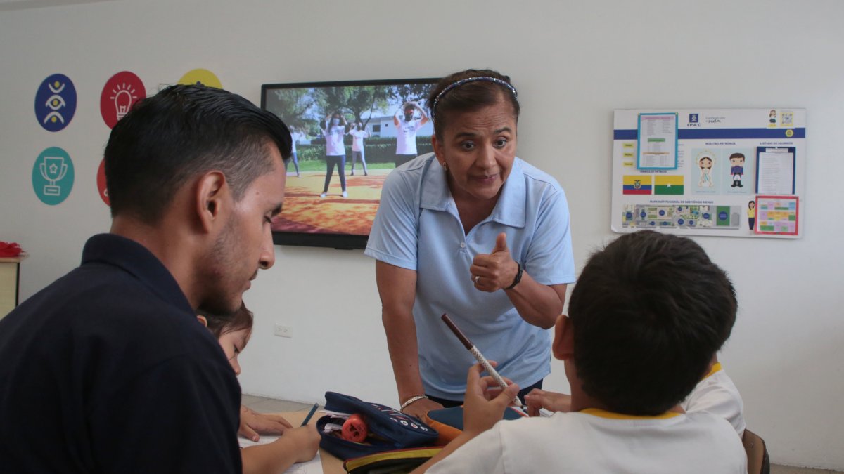 El maestro integrador (o sombra) acompaña al estudiante durante la jornada escolar