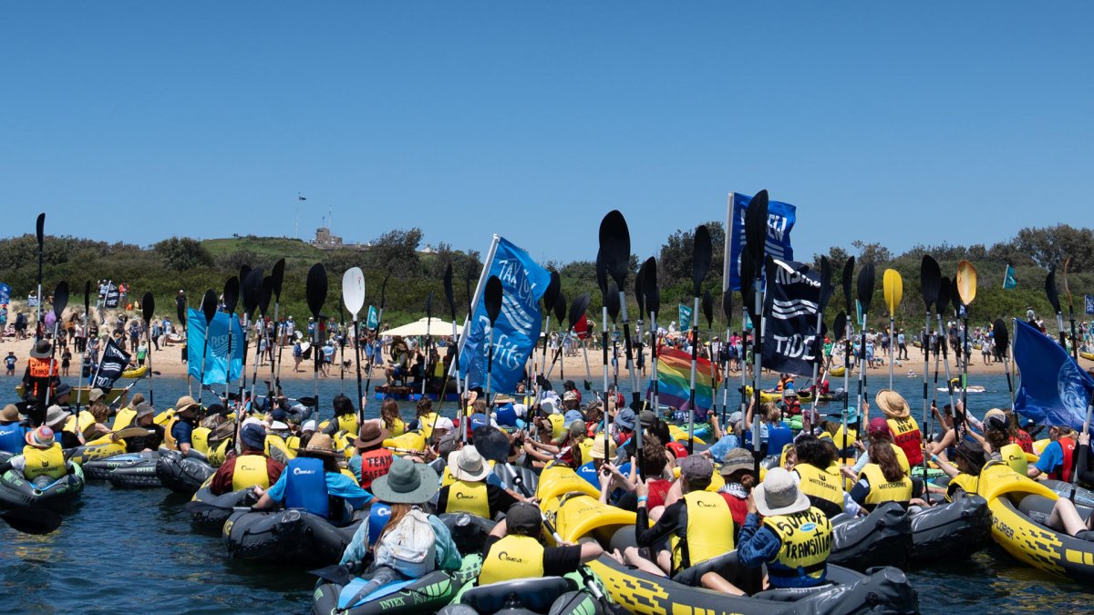 Centenares de manifestantes comenzaron a congregarse este viernes en el puerto de Newcastle, la mayor terminal marítima de carbón del mundo al sureste de Australia.